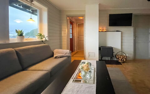 Bakkafall: Möbel, Couch, Eigentum, Gebäude, Tabelle, Komfort, Interior Design, Die Architektur, Haus, Flooring
