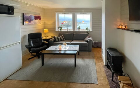 Bakkafall: Couch, Möbel, Eigentum, Tabelle, Gebäude, Stuhl, Komfort, Zimmerpflanze, Beleuchtung, Interior Design