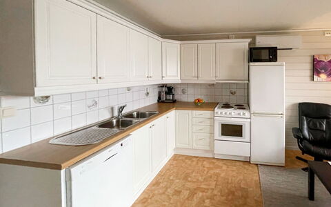 Bakkafall: Cabinetry, Countertop, Küchengerät, Herd, Küche, Haushaltsgerät, Interior Design, Holz, Spüle, Sinken