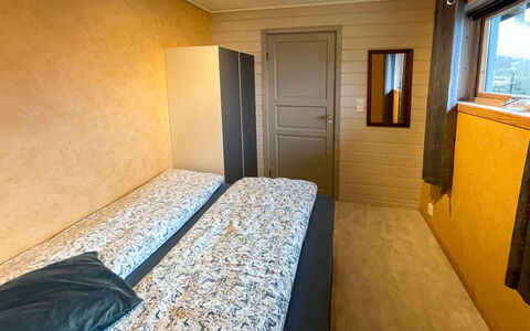 Bakkafall: Gebäude, Komfort, Azurblau, Holz, Fenster, Bettrahmen, Interior Design, Bett, Fussboden