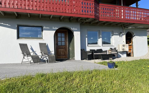 Bakkafall: Pflanze, Fenster, Gebäude, Schatten, Stuhl, Tür, Wand, Holz, Gras, Öffentlicher Raum
