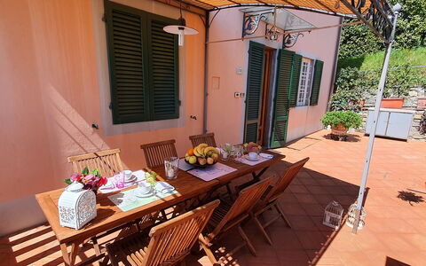 Alla Collina Del Sole: Tabelle, Möbel, Fenster, Eigentum, Pflanze, Gebäude, Stuhl, Holz, Blumentopf, Tisch Im Freien
