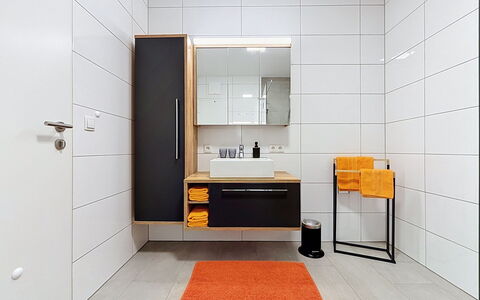 Apart Annabell: Flooring, Interior Design, Fussboden, Wand, Armatur, Holz, Badezimmerschrank, Badezimmer, Cabinetry, Spiegel