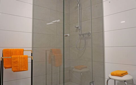 Apart Annabell: Dusche, Duschkopf, Badezimmer, Gebäude, Interior Design, Flooring, Fussboden, Wand, Verbundwerkstoff