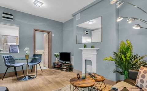 Cleveland Apartments: Möbel, Interior Design, Flooring, Fussboden, Wand, Holz, Decke, Zuhause, Zimmer, Wohnzimmer