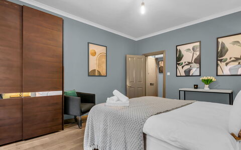 Cleveland Apartments: Möbel, Interior Design, Bett, Schlafzimmer, Fussboden, Flooring, Bedding, Holz, Bettdecke, Zimmer