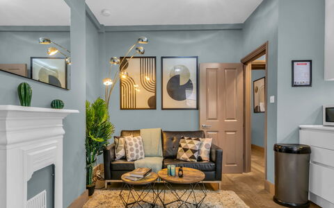 Cleveland Apartments: Möbel, Interior Design, Flooring, Fussboden, Wand, Zimmer, Holz, Decke, Light Fixture, Wohnzimmer