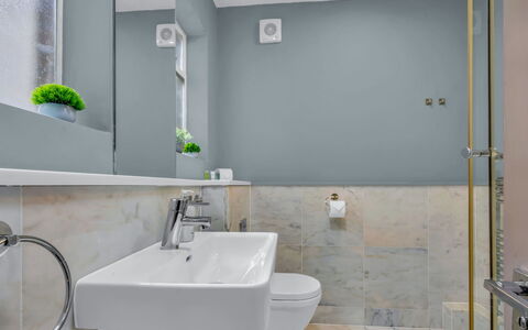 Cleveland Apartments: Badezimmer, Armatur, Wand, Flooring, Interior Design, Sinken, Fussboden, Zapfhahn, Toilette, Installation