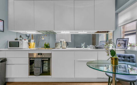 Cleveland Apartments: Küchengerät, Küche, Countertop, Möbel, Cabinetry, Interior Design, Major Appliance, Flooring, Light Fixture, Holz