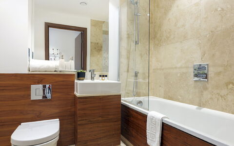 Shoreditch Square, Hoxton: Spiegel, Braun, Zapfhahn, Badewanne, Armatur, Sinken, Eigentum, Fotografieren, Weiss, Bad Sink