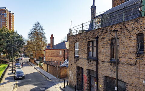 Shoreditch Square, Hoxton: Himmel, Pflanze, Gebäude, Fenster, Baum, Auto, Strassenbelag, Fahrzeug, Urban Design, Nachbarschaft