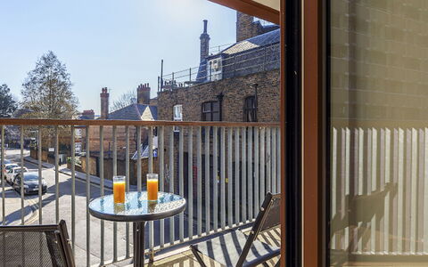 Shoreditch Square, Hoxton: Eigentum, Himmel, Gebäude, Stuhl, Holz, Interior Design, Schatten, Baum, Fenster, Blumentopf
