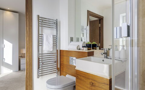 Shoreditch Square, Hoxton: Spiegel, Zapfhahn, Armatur, Eigentum, Badezimmerschrank, Sinken, Gebäude, Badewanne, Badezimmer
