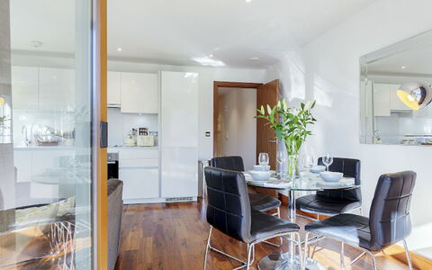 Shoreditch Square, Hoxton: Möbel, Tabelle, Cabinetry, Stuhl, Holz, Gebäude, Halle, Wohnzimmer, Flooring, Küche