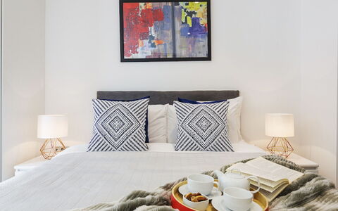 Shoreditch Square, Hoxton: Möbel, Eigentum, Komfort, Kissen, Holz, Textil, Lampe, Interior Design, Orange, Rechteck