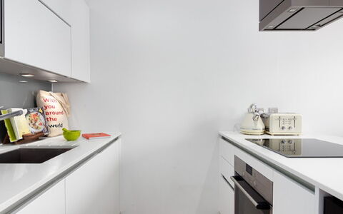Avant-Garde, Shoreditch: Cabinetry, Weiss, Küche, Regale, Sinken, Küchengerät, Fussboden, Flooring, Countertop