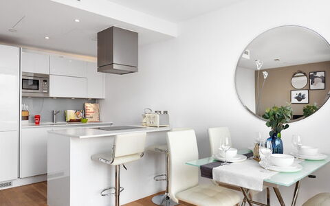Avant-Garde, Shoreditch: Möbel, Tabelle, Eigentum, Stuhl, Beleuchtung, Interior Design, Flooring, Pflanze, Fussboden