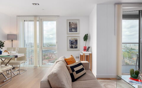 Avant-Garde, Shoreditch: Pflanze, Möbel, Fenster, Tabelle, Zimmerpflanze, Holz, Komfort, Interior Design, Gebäude, Beleuchtung