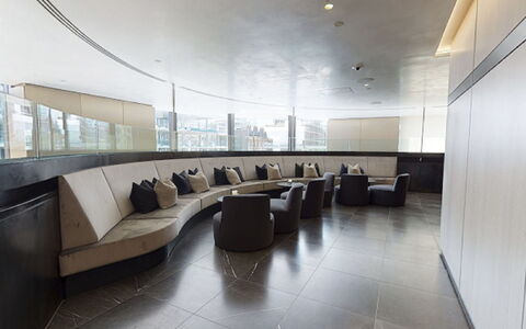 Liverpool Street, Shoreditch: Möbel, Couch, Tabelle, Interior Design, Gebäude, Flooring, Die Architektur, Fussboden, Halle, Studio Couch
