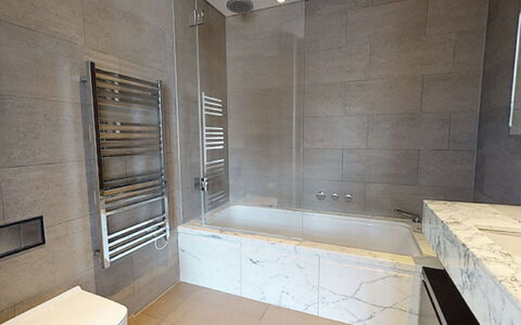 Liverpool Street, Shoreditch: Eigentum, Badewanne, Gebäude, Interior Design, Flooring, Fussboden, Holz, Schatten