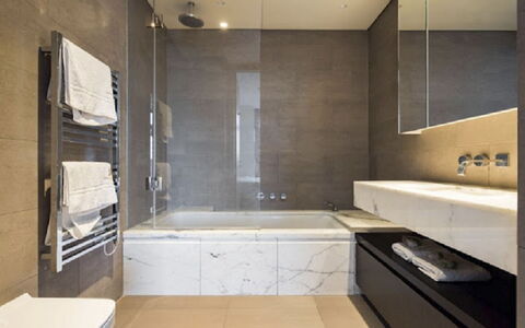 Liverpool Street, Shoreditch: Zapfhahn, Armatur, Badewanne, Gebäude, Sinken, Countertop, Cabinetry, Holz, Interior Design, Fussboden