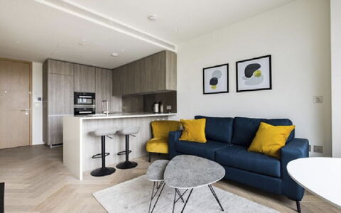 Liverpool Street, Shoreditch: Möbel, Couch, Tabelle, Flooring, Fussboden, Wohnzimmer, Holz, Bilderrahmen, Komfort