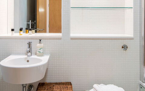 Great Suffolk Street, Waterloo: Spiegel, Zapfhahn, Sinken, Armatur, Eigentum, Bad Sink, Weiss, Badezimmer, Holz