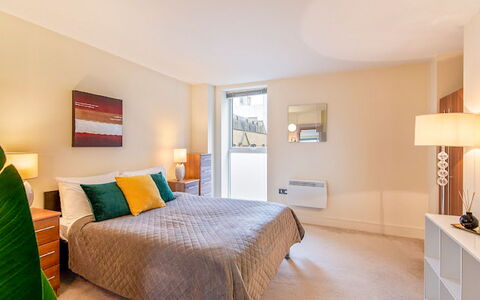 Great Suffolk Street, Waterloo: Möbel, Eigentum, Komfort, Cabinetry, Holz, Fenster, Schatten, Interior Design, Lampe, Fussboden