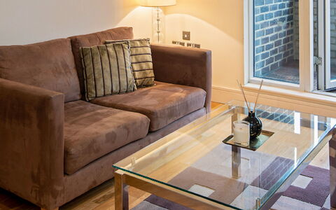 Great Suffolk Street, Waterloo: Couch, Möbel, Tabelle, Gebäude, Holz, Lampe, Komfort, Fenster, Wohnzimmer, Interior Design