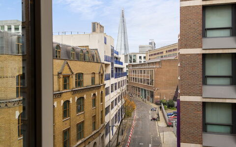 Great Suffolk Street, Waterloo: Himmel, Gebäude, Fenster, Wolke, Tower Block, Urban Design, Nachbarschaft, Eigentumswohnung, Strassenbelag, Stadt
