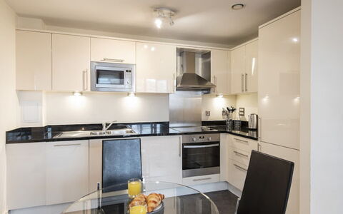 Great Suffolk Street, Waterloo: Cabinetry, Countertop, Küchengerät, Herd, Küche, Sinken, Zapfhahn, Spüle, Gebäude, Beleuchtung