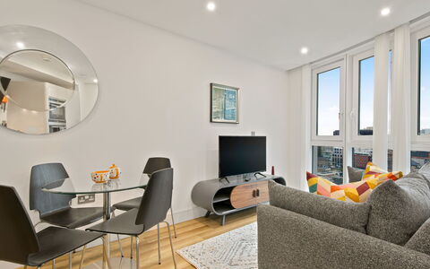 Altitude Point: Interior Design, Wohnung, Flooring, Fussboden, Möbel, Decke, Zimmer, Wohnzimmer, Holzbeize, Couch
