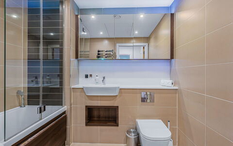 Altitude Point: Interior Design, Badezimmer, Flooring, Armatur, Fussboden, Sinken, Badezimmerschrank, Decke, Installation, Zapfhahn