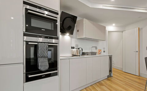 Altitude Point: Küchengerät, Küche, Major Appliance, Interior Design, Flooring, Decke, Cabinetry, Holz, Möbel, Haushaltsgerät