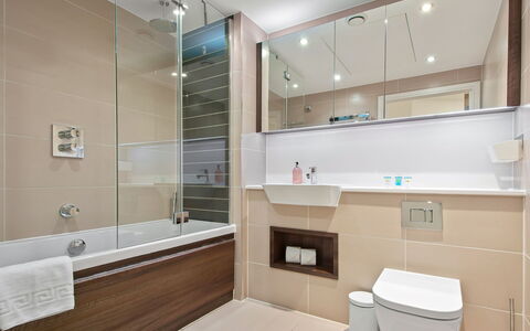 Altitude Point: Badezimmer, Interior Design, Flooring, Armatur, Fussboden, Badewanne, Decke, Installation, Zapfhahn, Sinken