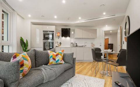 Altitude Point: Möbel, Interior Design, Flooring, Fussboden, Holz, Decke, Wohnung, Couch, Wohnzimmer, Zimmer