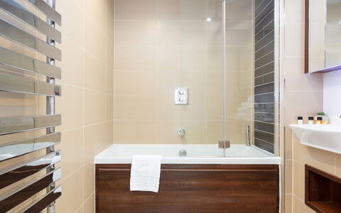 Altitude Point: Badewanne, Möbel, Armatur, Holz, Badezimmer, Zapfhahn, Beleuchtung, Interior Design, Gebäude