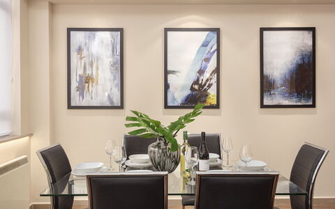 London City 303: Möbel, Interior Design, Flooring, Fussboden, Tabelle, Holz, Decke, Stuhl, Zimmer, Couch