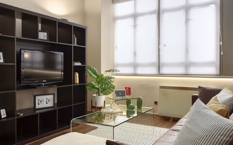 London City 303: Möbel, Interior Design, Flooring, Fussboden, Tabelle, Holz, Decke, Stuhl, Zimmer, Couch