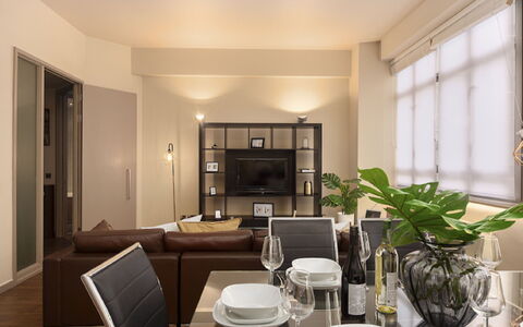 London City 303: Möbel, Interior Design, Flooring, Fussboden, Tabelle, Holz, Decke, Stuhl, Zimmer, Couch