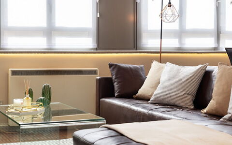 Lawrence House: Eigentum, Gebäude, Möbel, Komfort, Fenster, Holz, Interior Design, Textil, Wohnzimmer