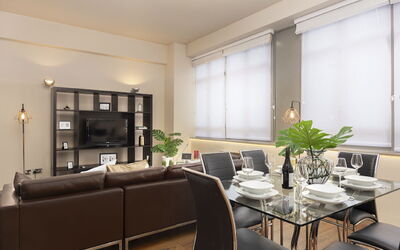London City 303: Möbel, Interior Design, Flooring, Fussboden, Tabelle, Holz, Decke, Stuhl, Zimmer, Couch