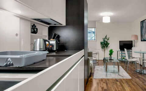 Lambs Passage: Küche, Küchengerät, Countertop, Möbel, Interior Design, Flooring, Cabinetry, Major Appliance, Decke, Haushaltsgerät