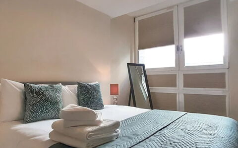 Lambs Passage: Interior Design, Fussboden, Bett, Flooring, Möbel, Schlafzimmer, Holz, Zimmer, Bettdecke, Decke