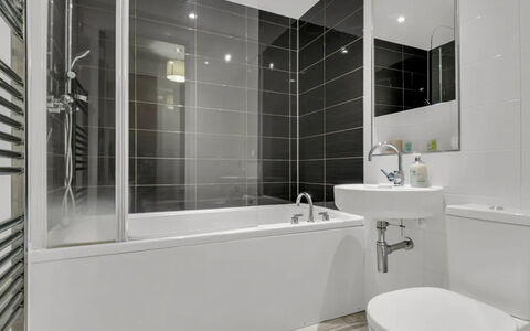 Lambs Passage: Badezimmer, Armatur, Flooring, Interior Design, Fussboden, Badewanne, Installation, Decke, Zapfhahn, Wohnung