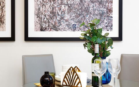 Chancery Lane, Central London: Bilderrahmen, Eigentum, Interior Design, Pflanze, Gelb, Rechteck, Farbe, Wand, Vase, Holz