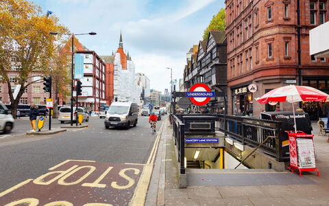 Chancery Lane, Central London: Himmel, Wolke, Auto, Gebäude, Rad, Fahrzeug, Infrastruktur, Strassenbelag
