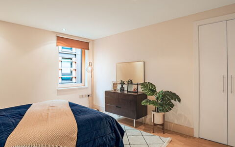 Sir Jl: Eigentum, Pflanze, Möbel, Komfort, Zimmerpflanze, Tür, Azurblau, Fenster, Holz, Interior Design