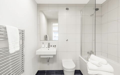 Sir Jl: Spiegel, Armatur, Gebäude, Zapfhahn, Sinken, Badezimmer, Lila, Die Architektur, Flooring