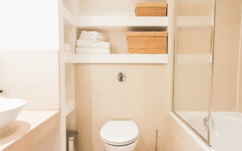 Discovery Dock: Eigentum, Armatur, Bad Sink, Weiss, Badezimmer, Schwarz, Sinken, Zapfhahn, Interior Design, Lila